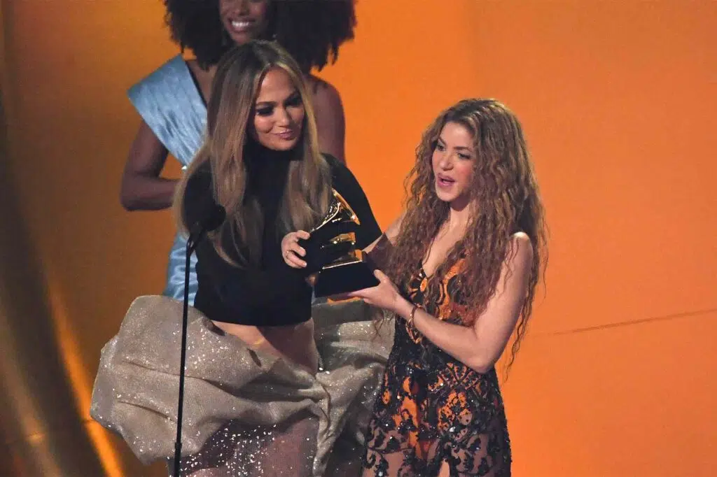 Melhores momentos e vencedores do grammy 2025 Shakira recebendo grammy 2025