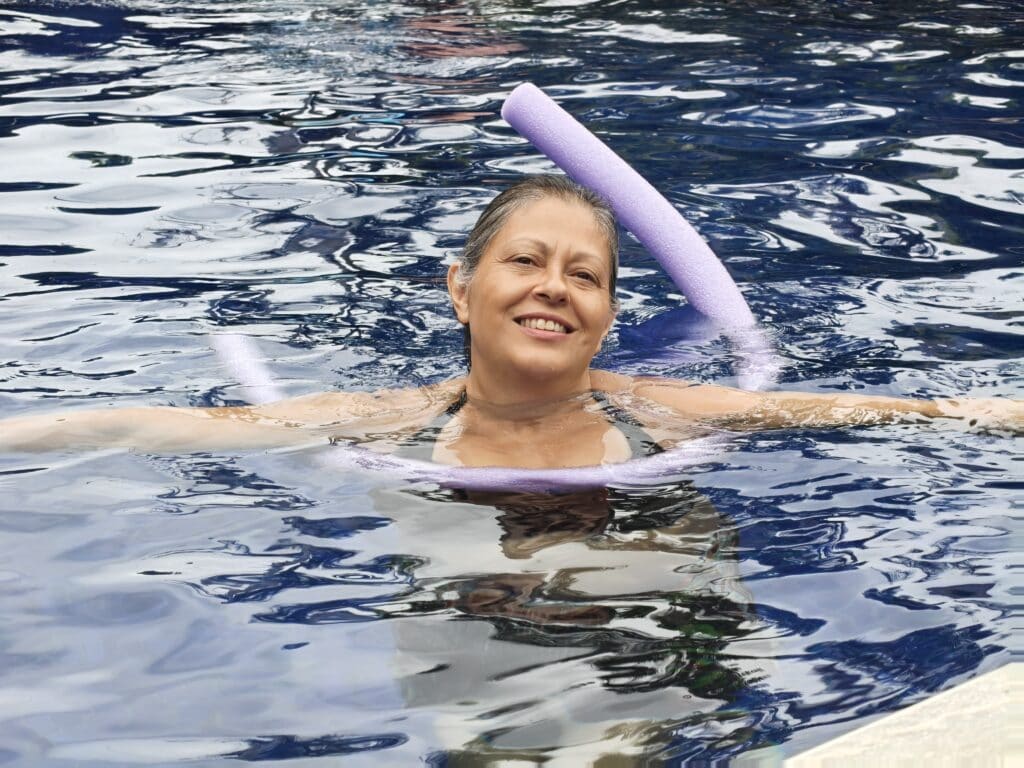 Review: oppo find x8 pro traz câmeras poderosas e alto desempenho Mulher em piscina com macarrão roxo
