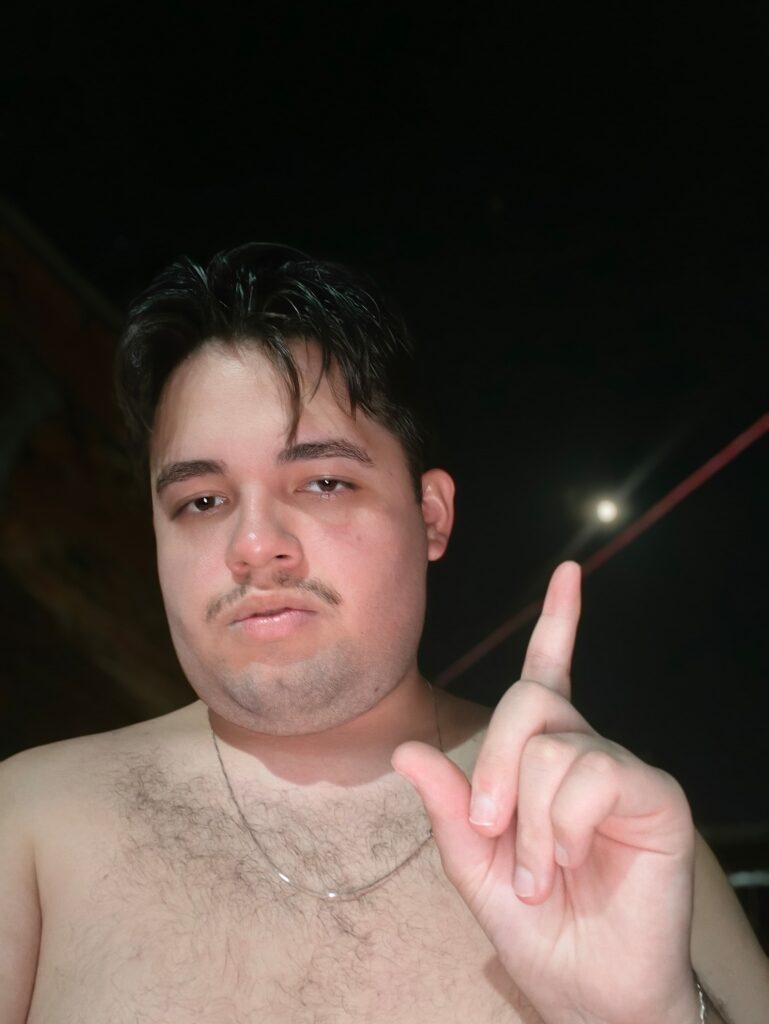 Review: oppo find x8 pro traz câmeras poderosas e alto desempenho Selfie de homem feita no oppo find x8 pro