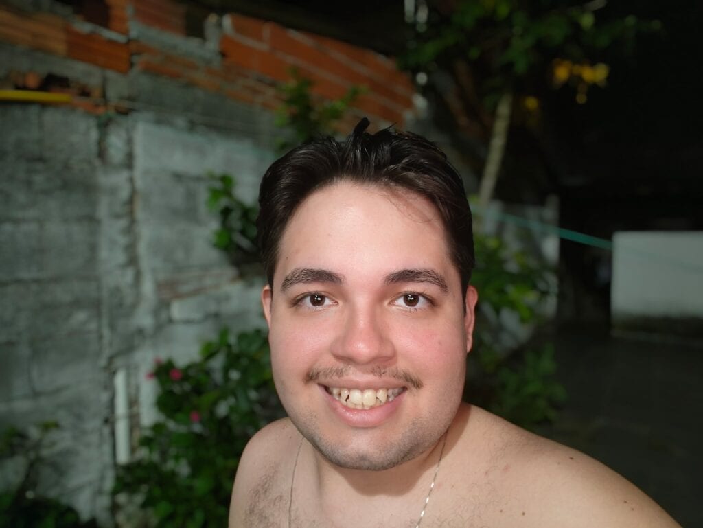 Review: oppo find x8 pro traz câmeras poderosas e alto desempenho Selfie de homem feita no oppo find x8 pro