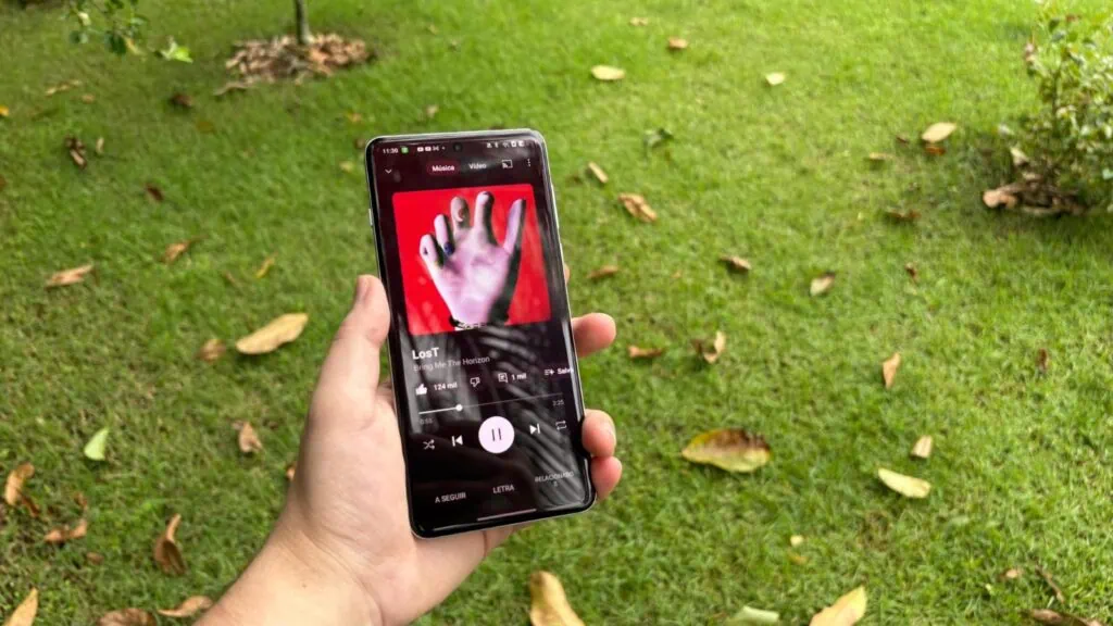 Review: oppo find x8 pro traz câmeras poderosas e alto desempenho Celular em mão de homem em jardim