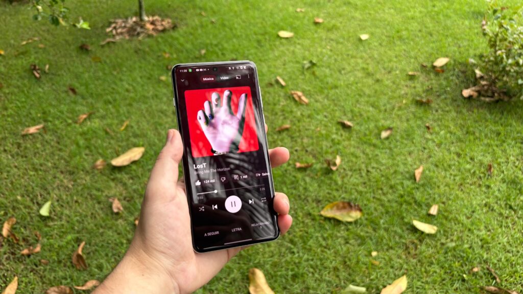 Review: oppo find x8 pro traz câmeras poderosas e alto desempenho Celular em mão de homem em jardim