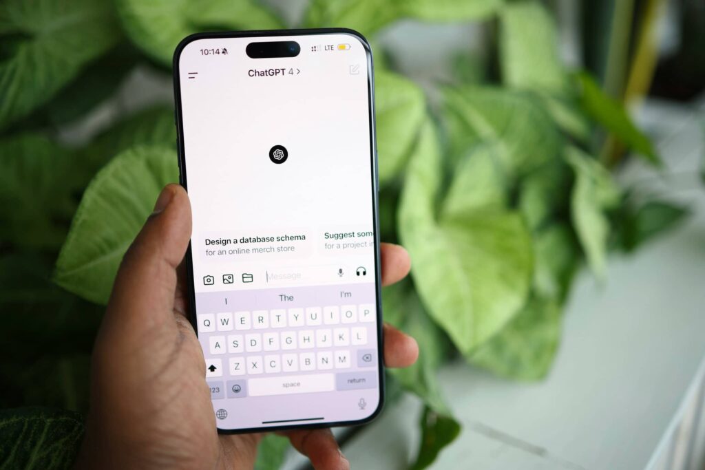 Inteligência artificial chatgpt no celular com teclado em destaque.