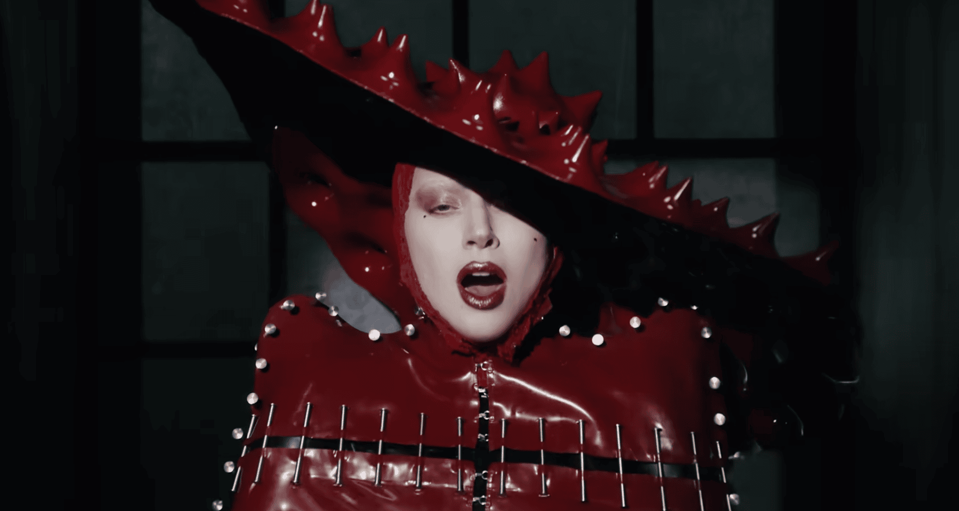 Fotografía de Lady Gaga en el vídeo musical de Abracadabra