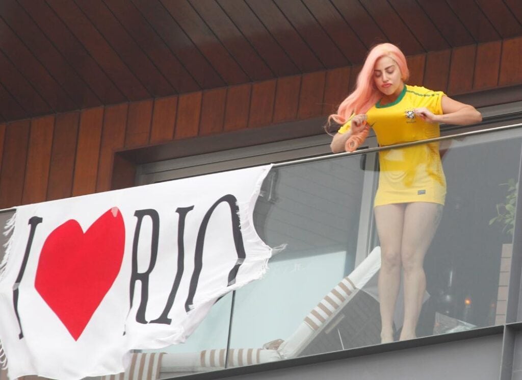 Lady Gaga 在科帕卡巴纳:了解关于这场演出的已知信息 Lady Gaga 在巴西身穿该国衬衫的照片