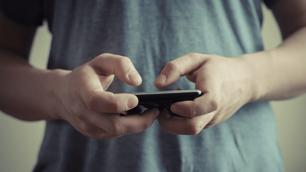 Celular no carnaval: dicas para curtir a folia com segurança Celular no carnaval: dicas para curtir a folia com segurança. Veja como proteger seu celular, carteira e outros pertences, antes, durante e depois das festas, blocos e paradas de carnaval