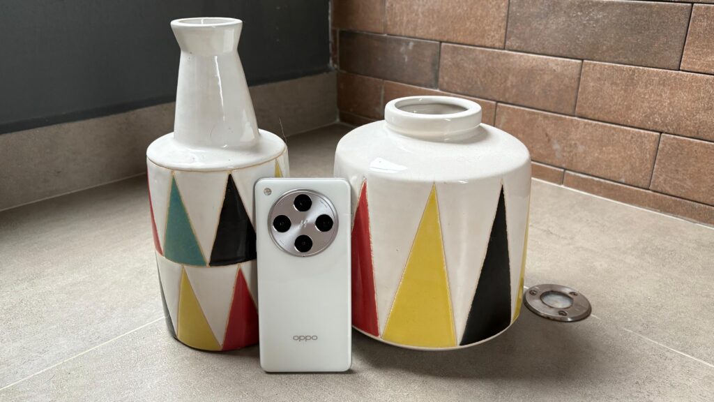 Review: oppo find x8 pro traz câmeras poderosas e alto desempenho Oppo find x8 pro em meio a enfeites