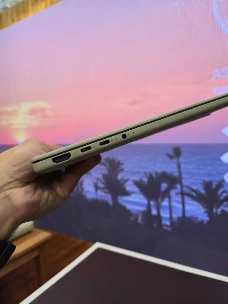 Asus lança zenbook a14 e vivobook 16 no brasil com bateria de até 32 horas Laterais do zenbook a14