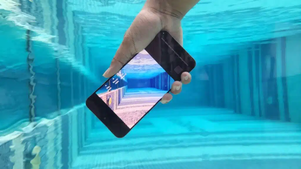 5 Highlights des Oppo Reno13 und Reno13 F, die Sie kennen müssen Oppo Reno13 unter Wasser