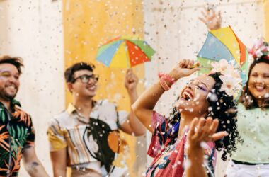 Diversão de carnaval, festa com confete, guarda-chuvas coloridos e alegria com segurança.