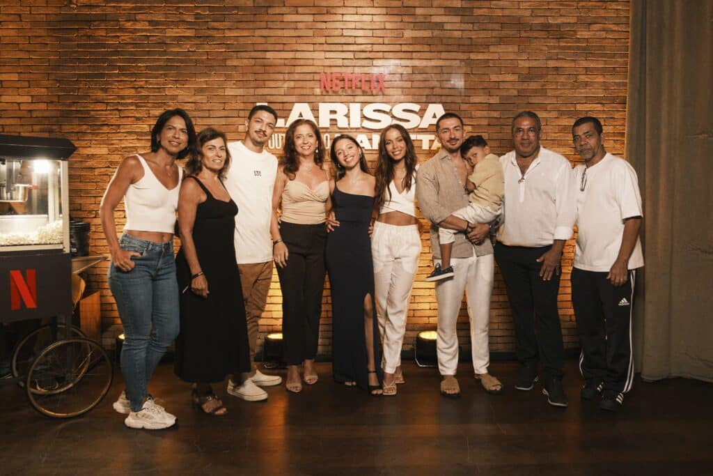 Crítica: larissa: o outro lado de anitta Anitta com amigos e familiares