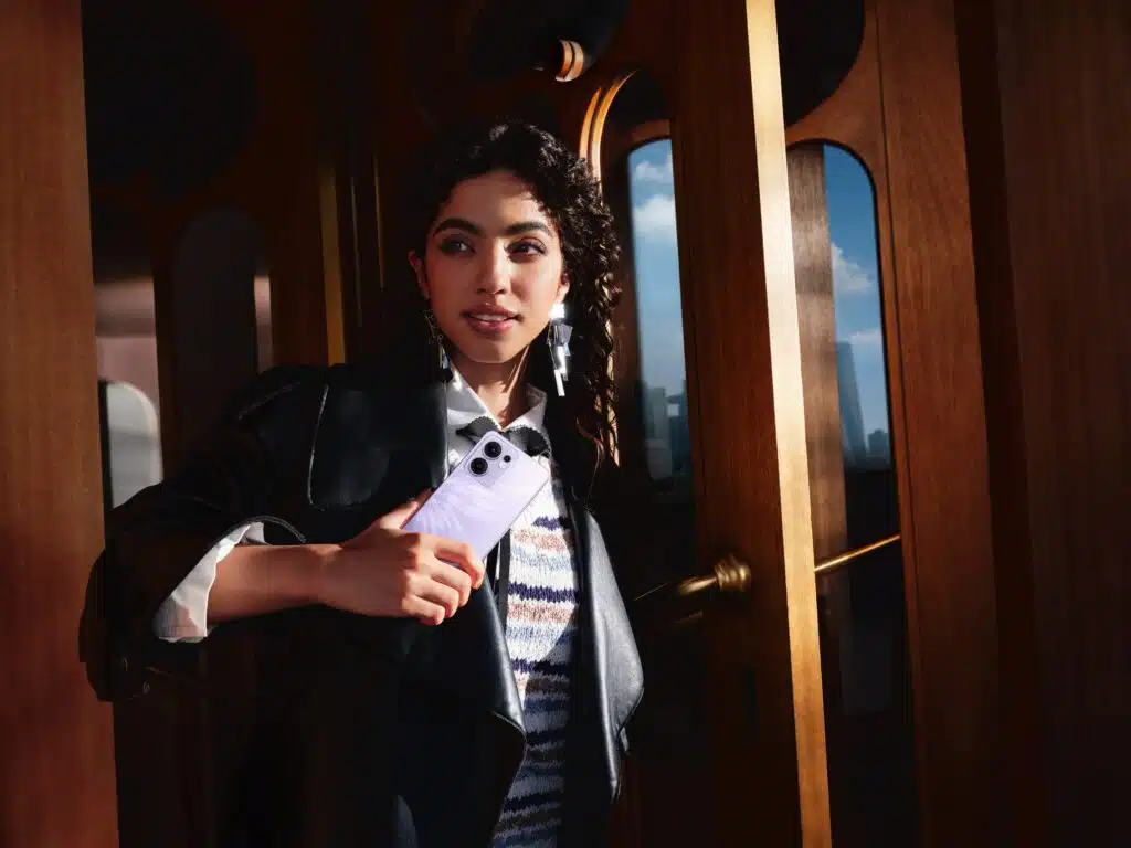 5 Highlights des Oppo Reno13 und Reno13 F, die Sie kennen müssen Frau benutzt Oppo Reno 13 F