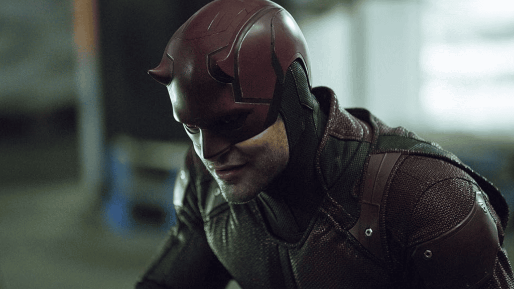 Demolidor: renascido: tudo o que você precisa saber para assistir à nova série do disney+ Close-up no personagem demolidor, mascarado de vermelho, interpretado pelo ator charlie cox