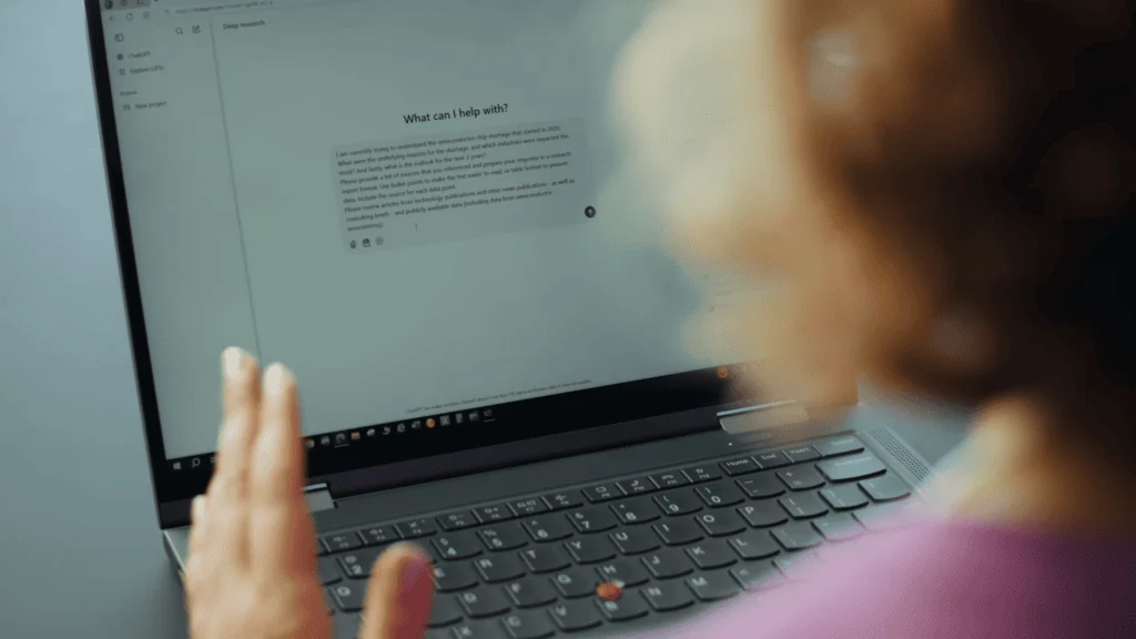 Hoe u chatgpt deep research kunt gebruiken om onderzoek te doen en voor u te werken Vrouw die diepgaand onderzoek doet op een notitieboekje