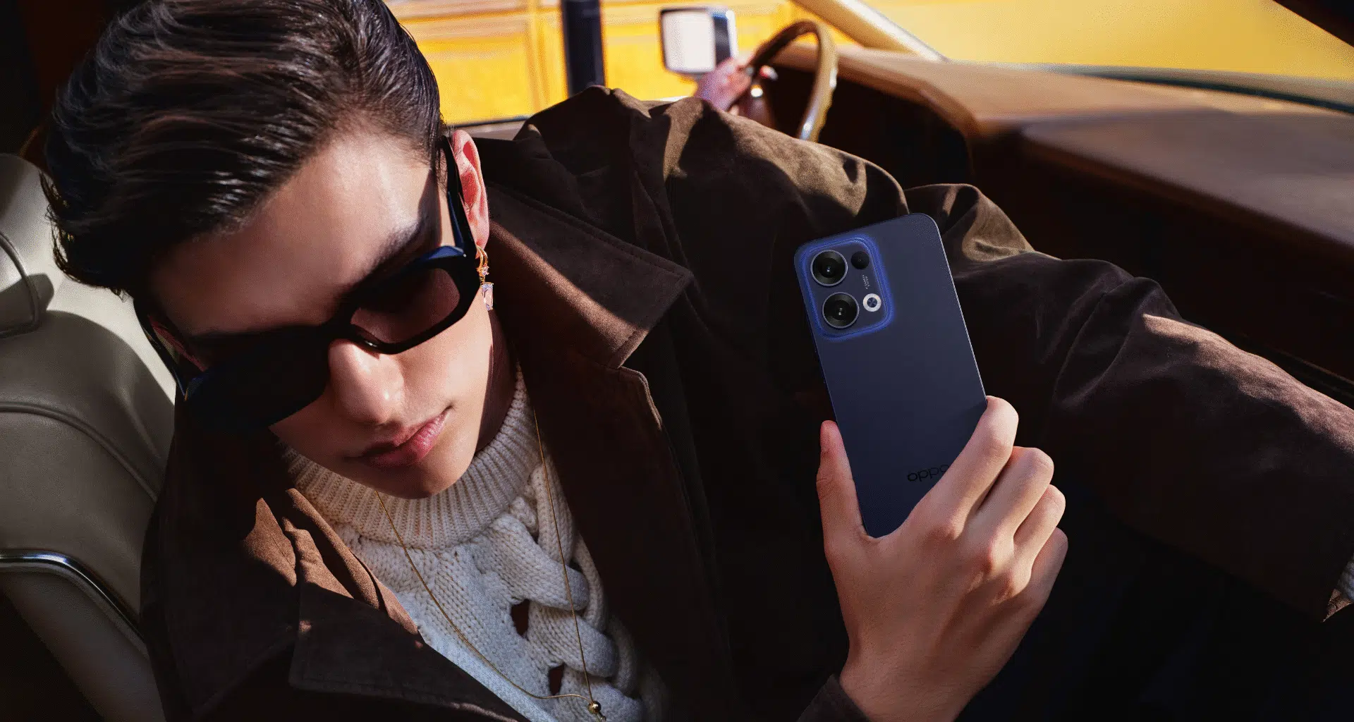 Mann verwendet die neuen Smartphones Oppo Reno13 und Reno13 F