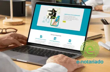 Pessoa usando computador na tela inicial do serviço de cartório online e-notariado