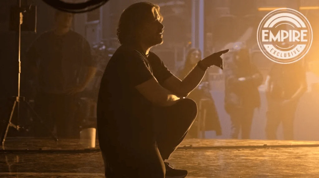 Veja 40 filmes e séries de ficção científica que estreiam em 2025 Edgar wright no set de the running man