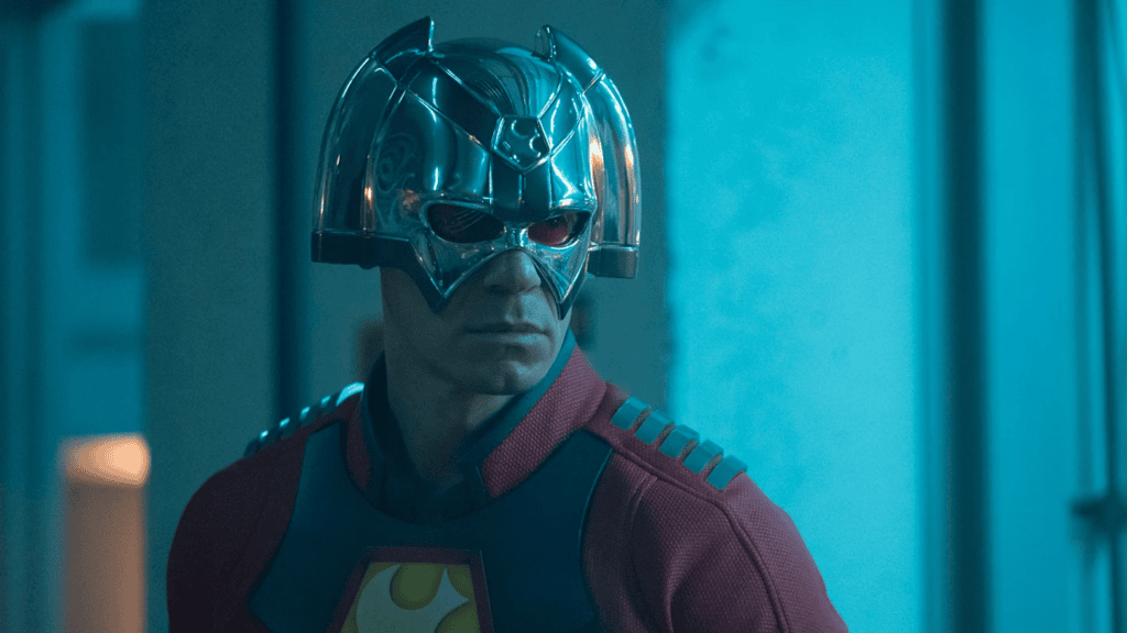 Personagem pacificador com seu capacete