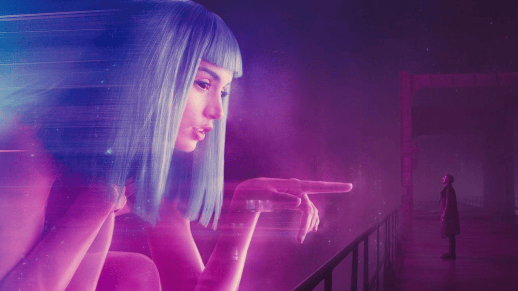 Holograma de uma mulher apontando para protagonista de blade runner 2049