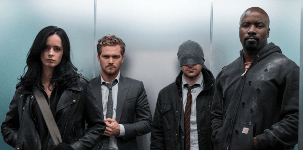 Daredevil: Reborn: כל מה שאתה צריך לדעת כדי לצפות בסדרה החדשה של דיסני+ תמונה של המגינים, דמויות אורבניות ממארוול, משמאל לימין: ג'סיקה ג'ונס, איירון פיסט, דרדוויל ולוק קייד