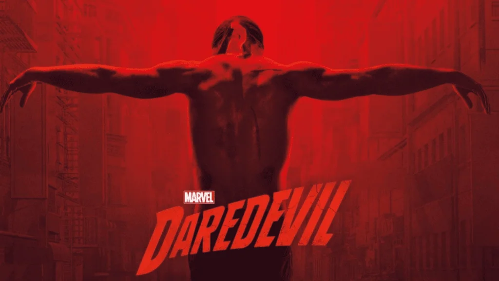 Demolidor: renascido: tudo o que você precisa saber para assistir à nova série do disney+ Imagem em tom avermelhado com um homem de costas de braços abertos, está escrito "marvel daredevil" na tela
