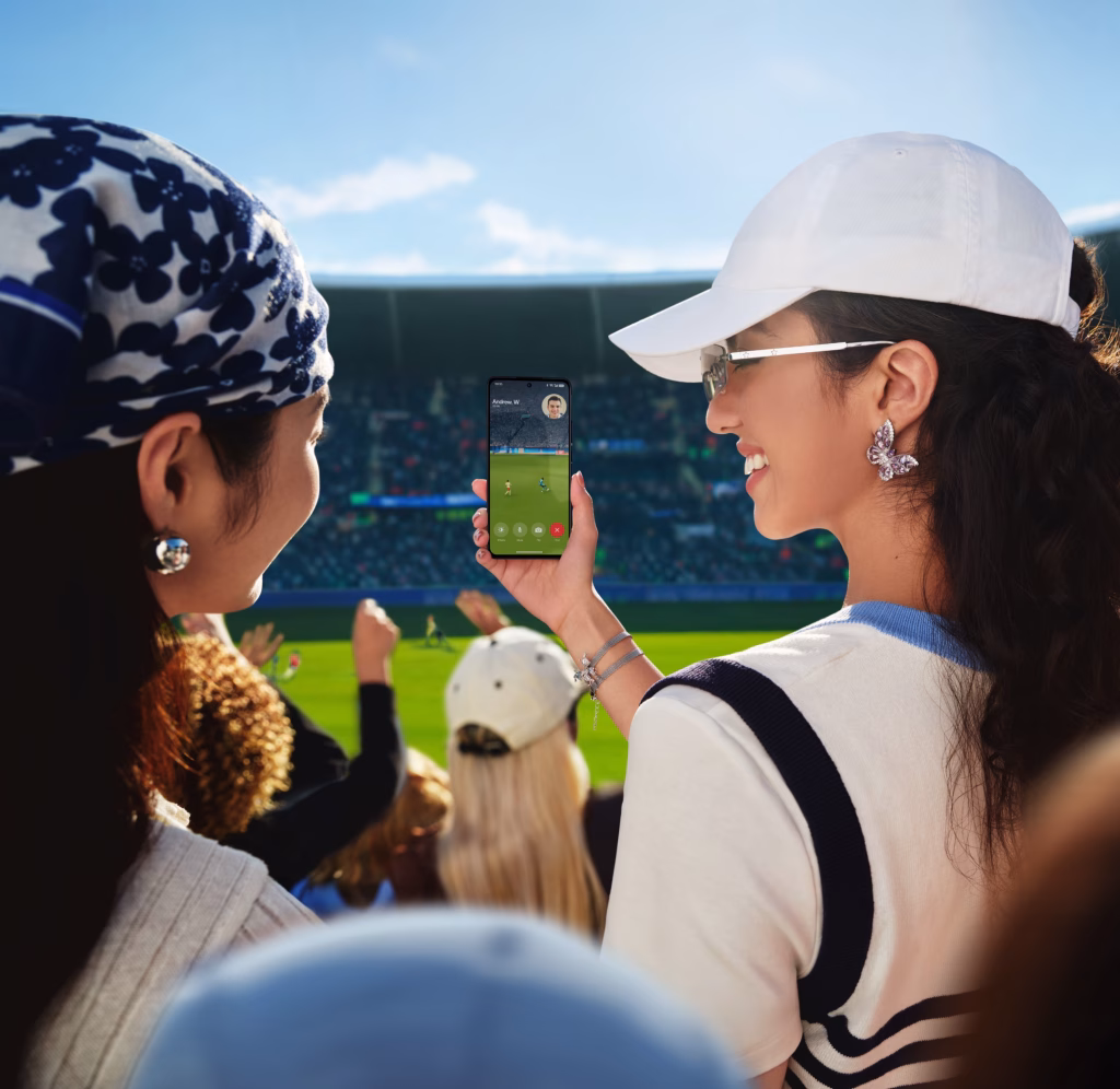 Oppo reno13 5g e 13 f 5g chegam ao brasil com editor de ia e fotografia subaquática Mulher usando oppo reno13 f