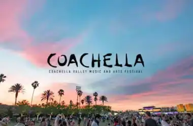 Festival coachella valley música e arte ao ar livre ao pôr do sol com palm trees e multidão.