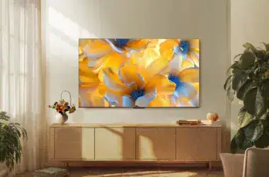 T v oled com flores amarelas em sala moderna e elegante.
