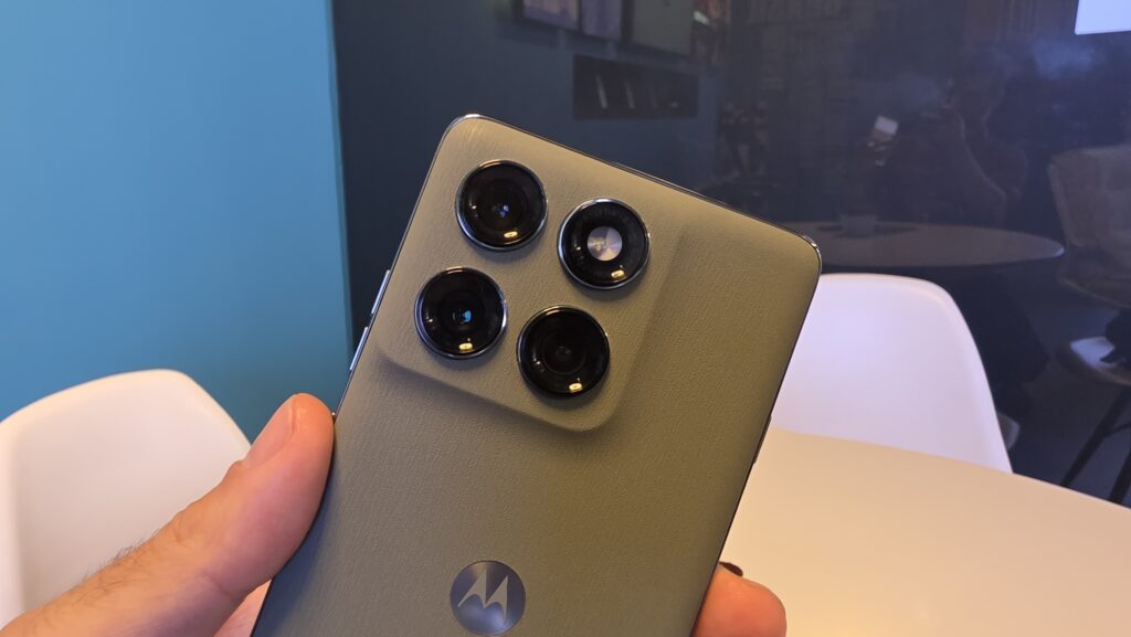 Motorola, Moto AI ve 60W'a kadar şarj özelliğiyle yeni Razr 60 ve Edge 90'ı piyasaya sürdü Moto Edge 60 Pro Arka Lensler