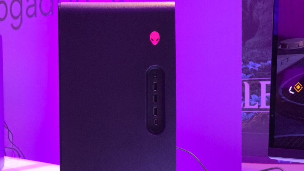 Dell bringt Alienware Aurora (2025) Gaming-Desktops in Brasilien auf den Markt Türen an der Vorderseite des Aurora 2025