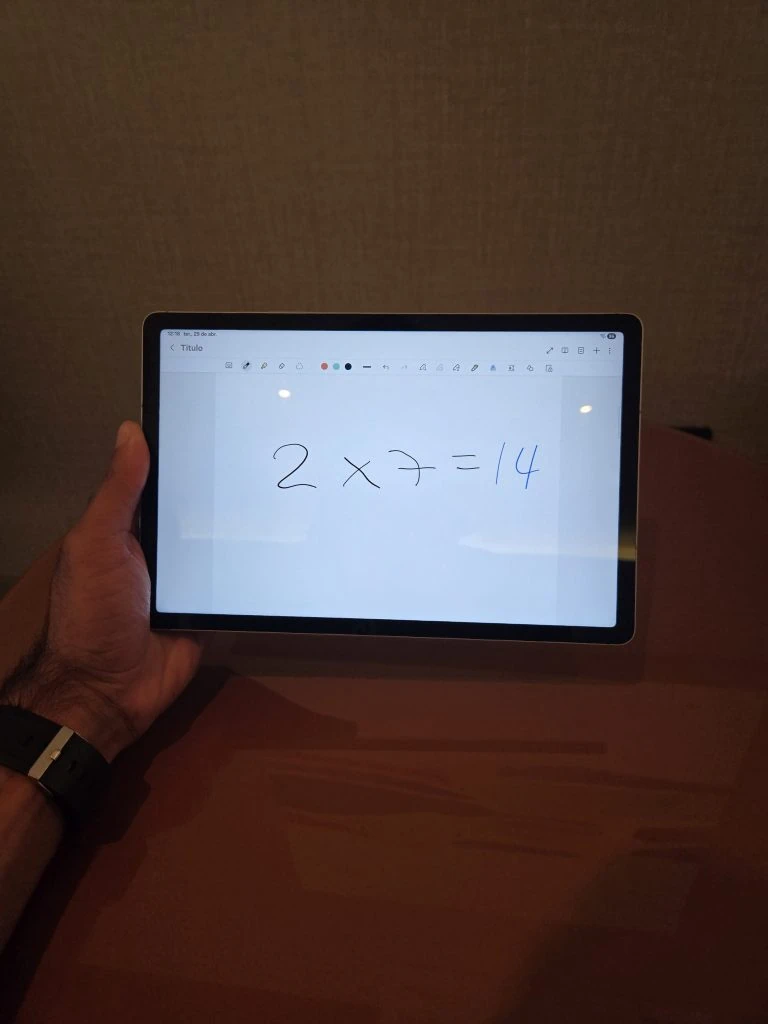 Samsung lança galaxy tab s10 fe e fe+ no brasil Galaxy tab s10 fe resolvendo exercícios