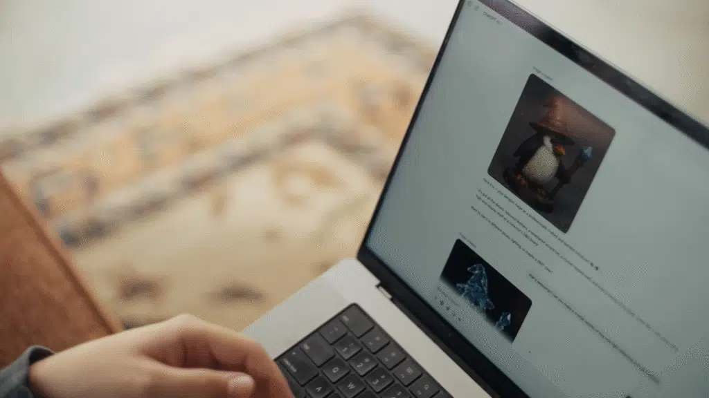 Entenda como o chatgpt faz imagens no estilo do studio ghibli Pessoa com o computador utiilizando o chatgpt para gerar imagens