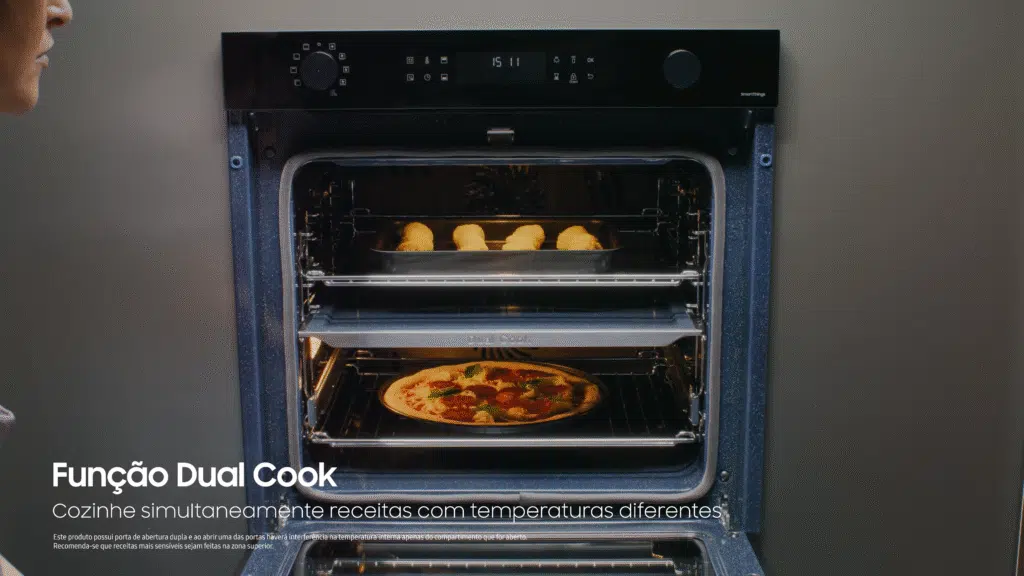 Veja as vantagens do forno inteligente elétrico duplo de embutir samsung (nv7b4545sak) Função dual cook permite assar dois pratos diferentes simultaneamente