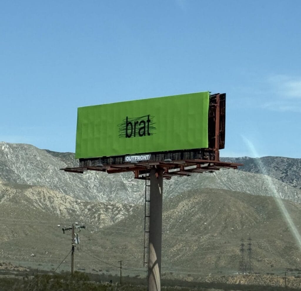 Как смотреть Coachella 2025 Рекламный щит для рекламы bratchella