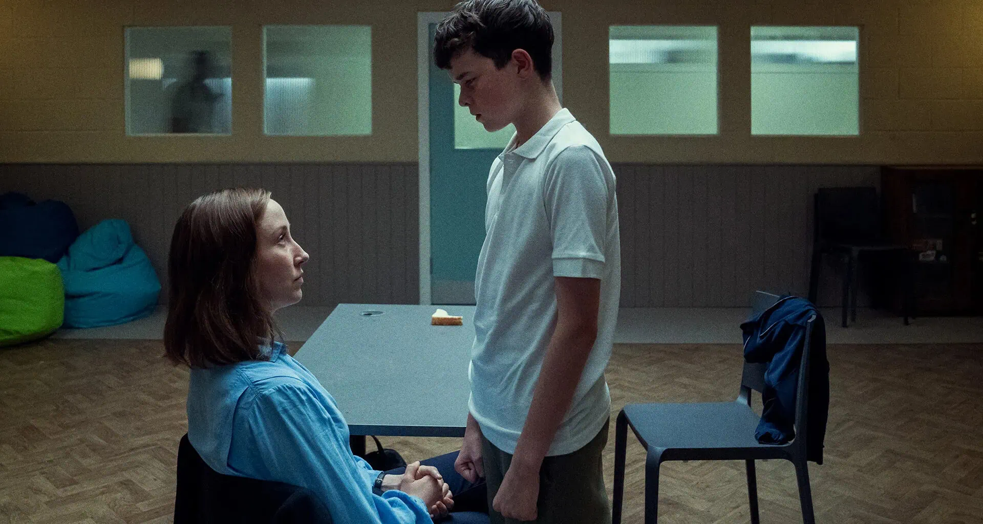 Scena tratta dalla serie Adolescence con gli attori Erin Doherty e Owen Cooper