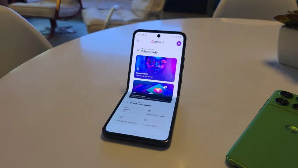 Motorola lança novos razr 60 e edge 60 com moto ai e carregamento de até 90w Moto ai no motorola razr 60