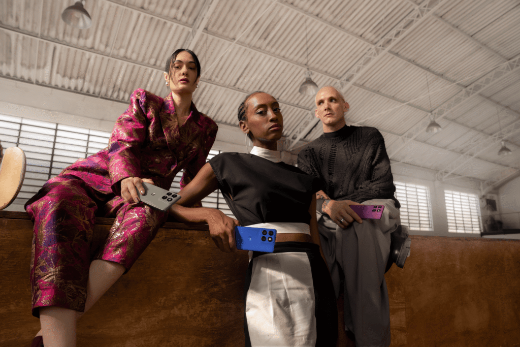 Motorola, Moto AI ve 60W'a kadar şarj özelliğiyle yeni Razr 60 ve Edge 90'ı piyasaya sürdü Motorola, moto ai ve 60w'a kadar şarj özelliğiyle yeni razr 60 ve edge 90'ı duyurdu. Corning Seramik cam, Snapdragon 2 Elite işlemci ve daha dayanıklı menteşeler gibi özelliklerle gelen 3 yeni katlanabilir akıllı telefon ve 8 adet geleneksel model bulunuyor. Ayrıntıları ve teknik özellikleri görün