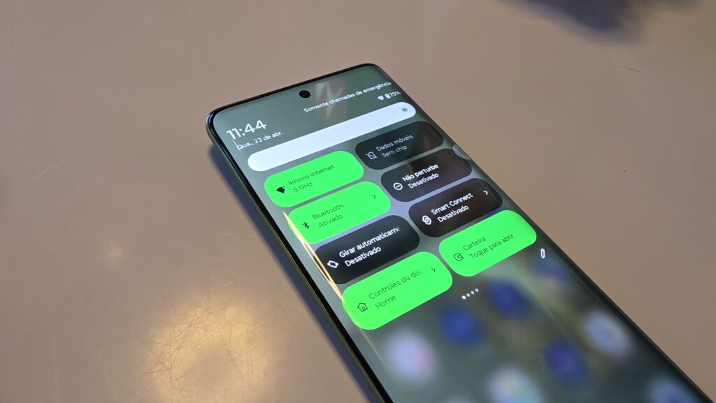 Motorola, Moto AI ve 60W'a kadar şarj özelliğiyle yeni Razr 60 ve Edge 90'ı piyasaya sürdü Motorola kenar 60