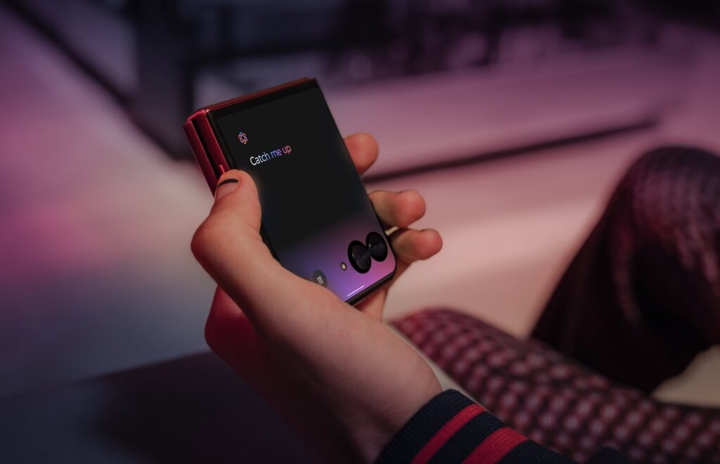 Motorola, Moto AI ve 60W'a kadar şarj özelliğiyle yeni Razr 60 ve Edge 90'ı piyasaya sürdü Motorola razr 60 ultra'da moto ai kullanan kişi