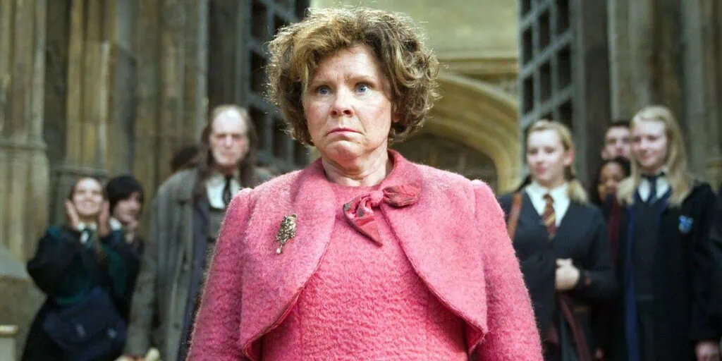 Ranking: as 53 vilãs mais aterrorizantes do cinema e tv Dolores umbridge (imelda staunton) (imagem: imdb)