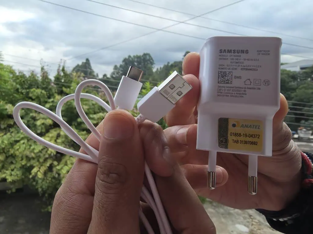 Review: galaxy tab s10 fe democratiza ia em telas grandes Carregador e fonte do galaxy tab s10 fe