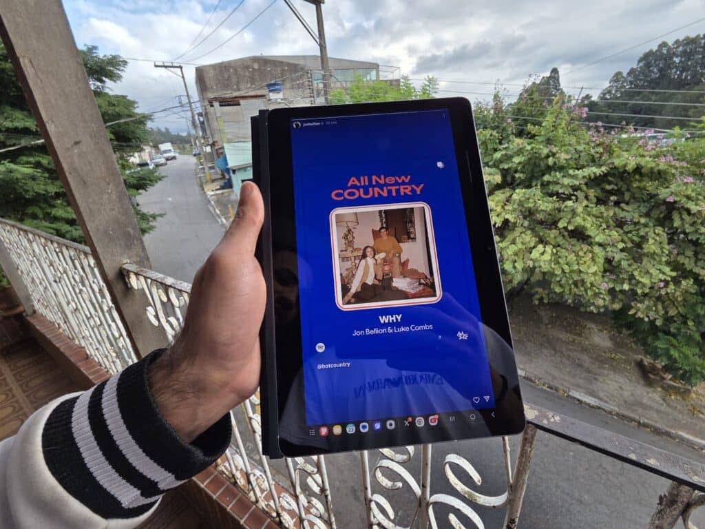 Galaxy tab s10 fe com instagram aberto