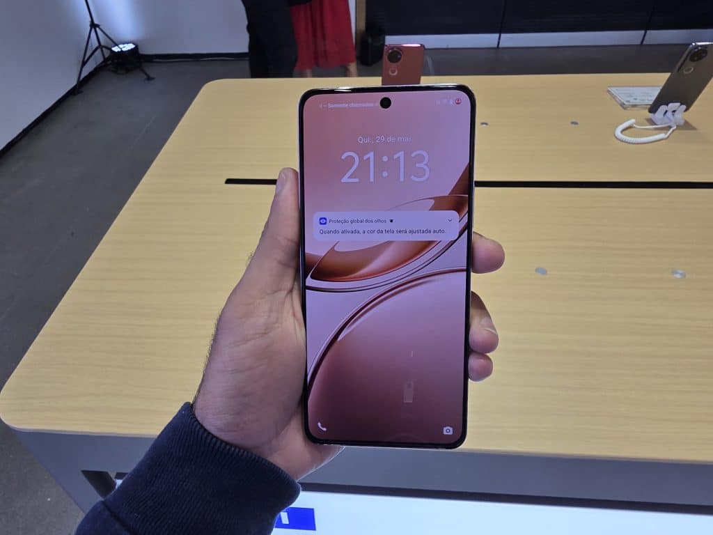 Arriva in Brasile lo smartphone Jovi V50 con "vantaggi a 5 stelle" per chi lo acquista Lo smartphone Jovi v50 arriva in Brasile con "vantaggi a 5 stelle" per chi lo acquista. Il nuovo smartphone di Jovi (vivo), azienda cinese appena arrivata in Brasile, avrà fino a 5 anni di assistenza tecnica, tre anni di sostituzione di cover e pellicole e quattro anni di garanzia sulla batteria. Scopri tutti i vantaggi