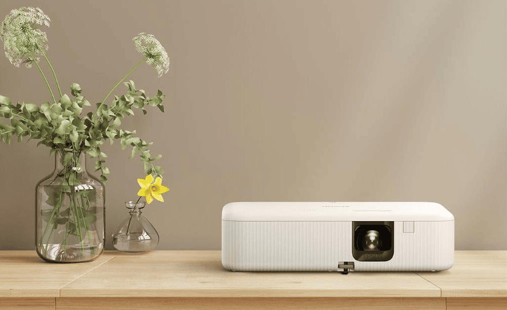 Bästa morsdagspresenterna från R$50 reais Illustrativ bild av den bärbara projektorn epiqvision fh-02 med Android TV / källa: epson