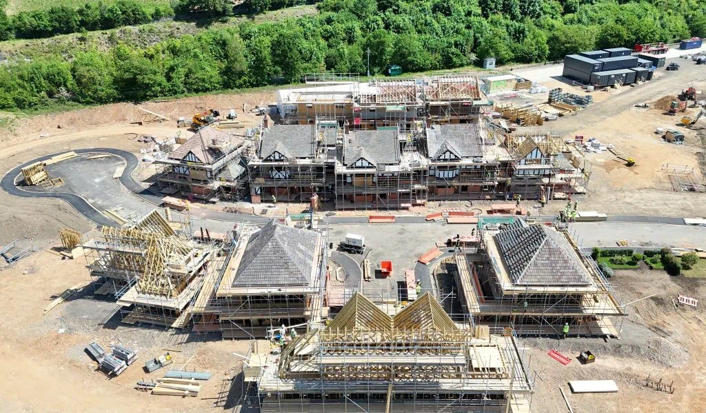 Hbo divulga elenco principal da nova série de harry potter Imagem dos cenários já preparados para as gravações na rua dos alfeneiros, onde mora a família dursley / reprodução: internet