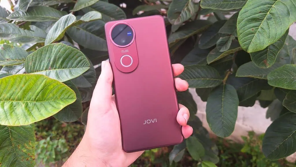 Review: jovi v50 5g traz câmeras de topo de linha com lentes zeiss para os intermediários Traseira do jovi v50 5g