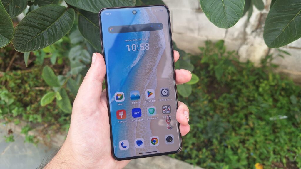 Обзор: Jovi V50 5G — топовые камеры с объективами Zeiss для устройств среднего класса Экран Jovi v50 5g для использования вне помещений на максимальной яркости