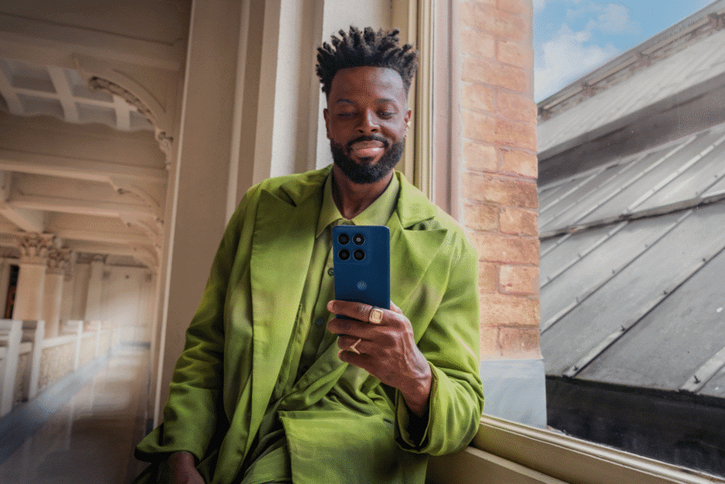 Motorola razr 60 ultra, razr 60 y edge 60 comienzan a venderse en Brasil; ver precios Hombre usando un Motorola Edge 60