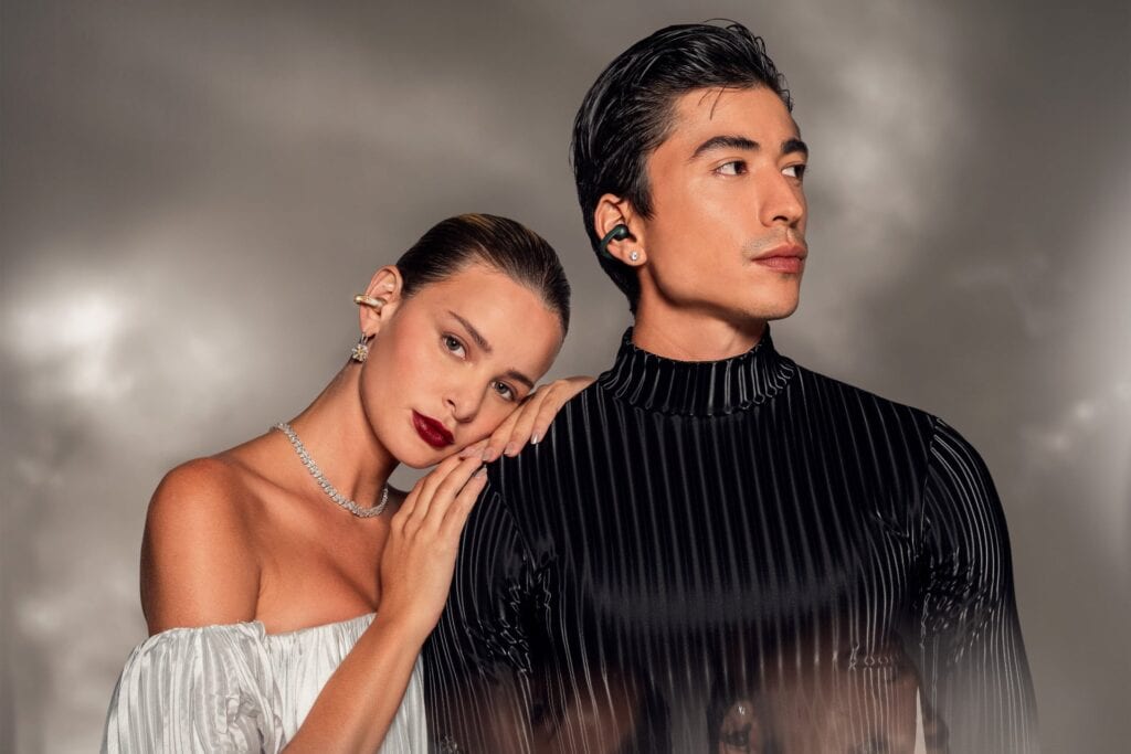 Motorola razr 60 ultra, razr 60 y edge 60 comienzan a venderse en Brasil; ver precios Mujer y hombre usando auriculares Moto Buds Loop