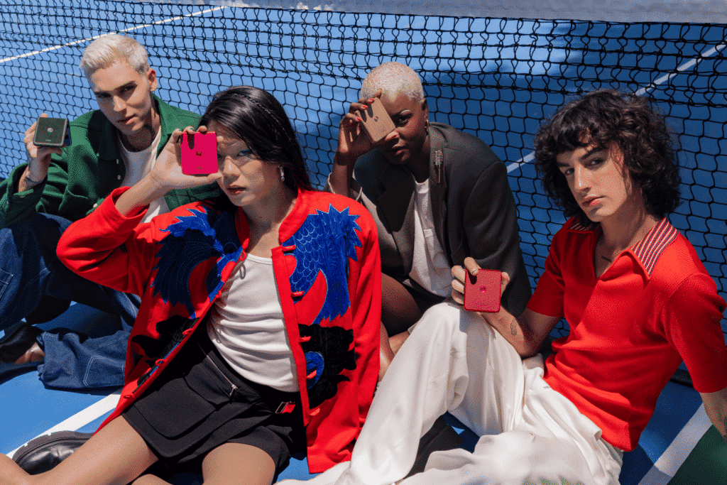 Motorola razr 60 ultra, razr 60 y edge 60 comienzan a venderse en Brasil; ver precios Personas con motocicleta razr 60